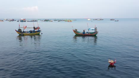 Kleine-Vietnamesische-Fischerboote,-Die-Nach-Einer-Nacht-Auf-See-An-Land-Zurückkehren