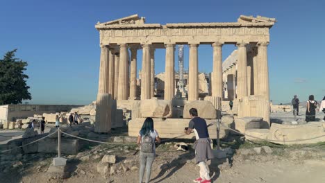 Touristen,-Die-Fotos-Vor-Der-Akropolis-Im-Parthenon-Gebiet-Machen