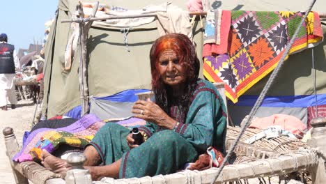 Alte-Pakistanische-Flutflüchtling-Saß-Draußen-Auf-Dem-Bett-In-Einem-Provisorischen-Lager-In-Maher,-Sindh,-Pakistan