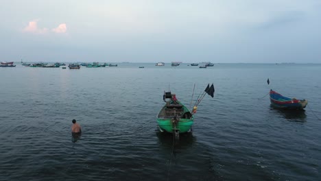 Vuelo-Aéreo-Sobre-Un-Barco-De-Pesca-Vietnamita