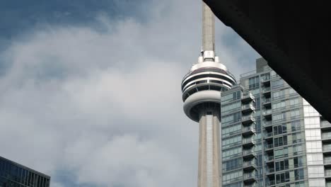 Torre-Cn-Revelada-En-Un-Día-De-Cielo-Azul-En-Toronto,-El
