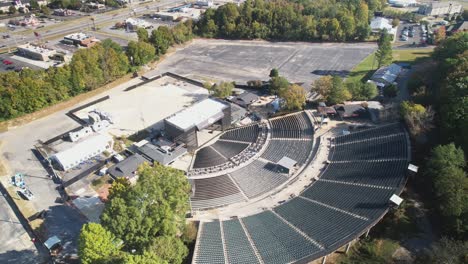Aerial-side-approach-of-Oak-Mountain-Amphitheatre-in-Pelham,-Alabama