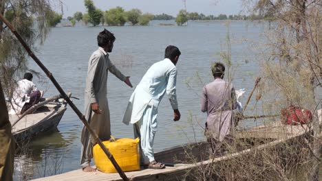 Einheimische-Helfen-Beim-Verladen-Von-Hilfsgütern-Auf-Ein-Boot-Neben-Dem-Fluss-In-Sindh-Für-Die-Fluthilfe-In-Maher-In-Sindh