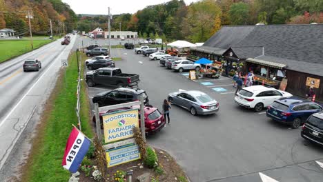 Aerial-shot-of-Woodstock-Farmers'-Market-in-Vermont