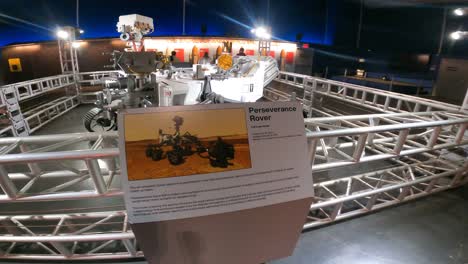 Vehículo-Lunar-Estacionado-En-Hangar