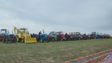 Oldtimer-Traktoren,-Die-In-Einer-Reihe-Auf-Dem-Feld-Angezeigt-Werden