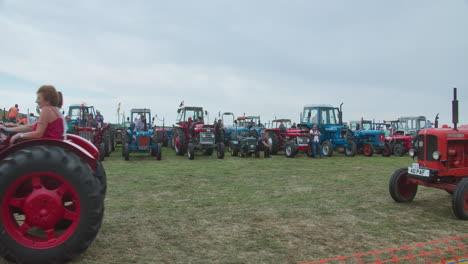 Personas-Adultas-Montando-Tractores-Antiguos-David-Brown-Cropmaster-Y-Nuffield-1060-En-El-Rally-Great-Trethew-En-Liskeard,-Reino-Unido