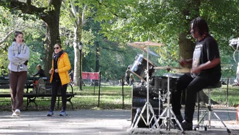 Schlagzeuger-Im-Central-Park,-Der-Musik-Spielt