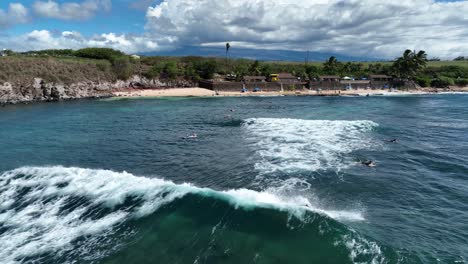 Longboard-surfing-in-North-Shore,-Ho'okipa-Beach,-Maui