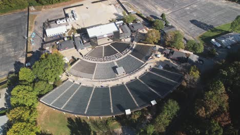 Aerial-overlook-pan-of-Oak-Mountain-Amphitheatre-in-Pelham,-Alabama