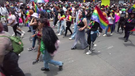 Comunidad-Lgtb-Mexicana-Marchando-En-El-Desfile-Del-Orgullo-En-Las-Calles-Del-Centro-De-La-Ciudad-De-México