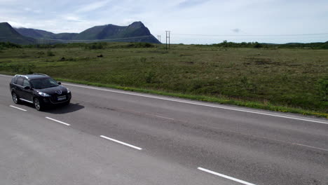Statische-Aufnahme-Eines-Vorbeifahrenden-Lastwagens-Und-Eines-Vorbeifahrenden-Autos-Mit-Malerischem-Hintergrund