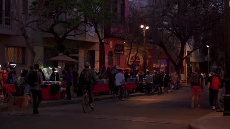 Video-Estático-De-Gente-Paseando-En-Cámara-Lenta-Por-El-Barrio-Lastarria-De-Noche-En-Chile