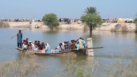 Lugareños-Llenos-En-Barco-Pasando-Por-El-Río-En-Sindh,-Pakistán