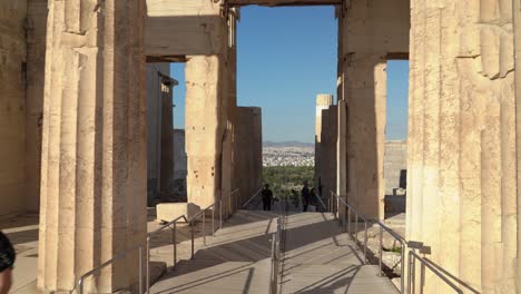 Zu-Fuß-Durch-Das-Beule-Tor-Der-Akropolis