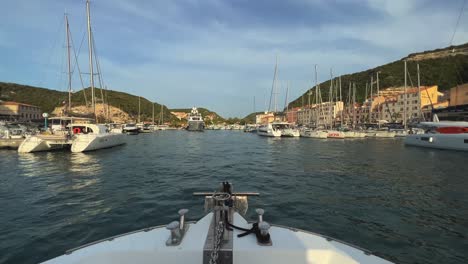 Fpv-sicht-Vom-Bogen-Des-Bootes-Segeln-Im-Hafen-Von-Bonifacio-Auf-Der-Insel-Korsika-In-Frankreich-Mit-Großen-Luxusyachten-Vor-Anker