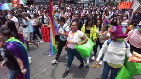 Lesbianas-Gays-Bisexuales-Y-Transexuales-Marchando-En-La-Marcha-Del-Orgullo-Lgtb-En-El-Centro-De-La-Ciudad-De-México
