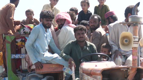 Grupo-De-Víctimas-De-Las-Inundaciones-Transportadas-Por-Un-Tractor-En-Maher-En-Sindh