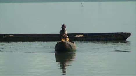 Guineisches-Kind-Rudert-Und-Fährt-Kanu-Auf-Dem-Cacheu-Fluss