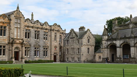 Courtyard-at-University-of-Saint-Andrews-in-Scotland-with-students-and-tourists
