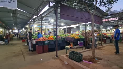 Schuss-Vom-Ayoun-Markt,-Einem-Ort,-An-Dem-Sie-Alle-Arten-Von-Lebensmitteln-Kaufen-Können