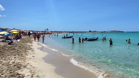 Heißer-Sommertraumurlaubsort-Auf-Der-Insel-Formentera-Ses-Illetes-Beach-Ibiza-Spanien,-Transparentes-Türkisfarbenes-Wasser-Und-Luxusyachten-An-Einem-Weißen-Sandstrand,-Menschen-Im-Urlaub,-4k-aufnahme