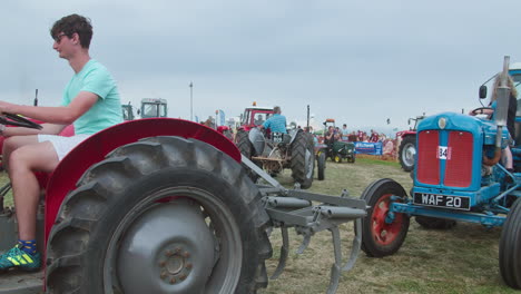 Oldtimer-Traktoren-Und-Landwirtschaftliche-Maschinen-Fahren-Auf-Der-Wiese