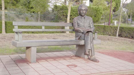 Albert-Einstein-Denkmal-In-Der-Küstenstadt-De-Haan,-Belgien