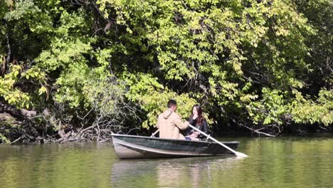 Central-Park-Close-up-couple-boating