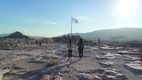 Griechische-Fahne-Weht-Im-Wind-In-Der-Nähe-Des-Aussichtspunktes-Der-Akropolis