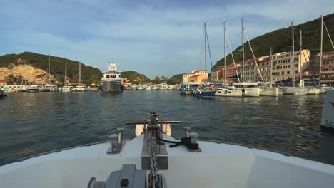 Sicht-Vom-Bug-Des-Bootes,-Das-Im-Hafen-Von-Bonifacio-Auf-Der-Insel-Korsika-In-Frankreich-Mit-Großen-Luxusyachten-Vor-Anker-Liegt