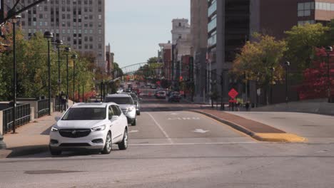 Downtown-Flint,-Michigan-with-establishing-stable-video-shot-of-cars-at-a-corner