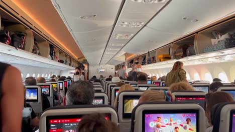 Leute,-Die-An-Einem-Internationalen-Flughafen-In-Istanbul,-Türkei,-In-Ein-Airbus-flugzeug-Der-Turkish-Airlines-Einsteigen,-Leute,-Die-In-Den-Urlaub-Gehen,-Durch-Sitzreihen-Gehen,-4k-aufnahme