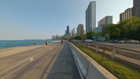 Zeitraffer-Der-Fahrradtour-In-Richtung-Süden-Auf-Chicagos-Lakefront-Trail-Bike,-Lauf--Und-Wanderweg-Am-Ufer-Des-Lake-Michigan-Oak-Street-Beach-Skyline-Wolkenkratzer