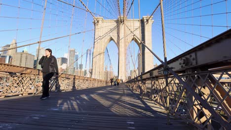 Eine-Person-Zu-Fuß-Auf-Der-Brooklyn-Bridge