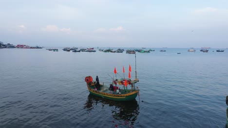 Un-Pequeño-Barco-De-Pesca-Vietnamita-Que-Regresa-A-La-Costa-Después-De-Una-Noche-En-El-Mar