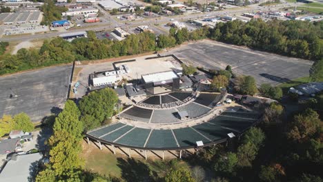 Aerial-approach-of-Oak-Mountain-Amphitheatre-in-Pelham,-Alabama