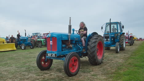 Tractores-Agrícolas-Clásicos-Desfilando-En-El-Rally-Vintage-Great-Trethew-En-Liskeard,-Reino-Unido