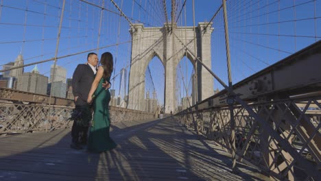 Verlobtes-Paar-Auf-Der-Brooklyn-Bridge-New-York