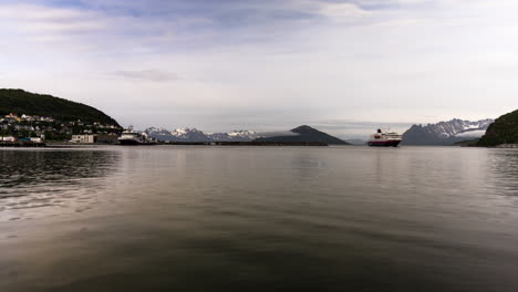 Hurtigruten-coastal-ferry-route-cruise,-docking-time-lapse-at-Skjervoy,-day