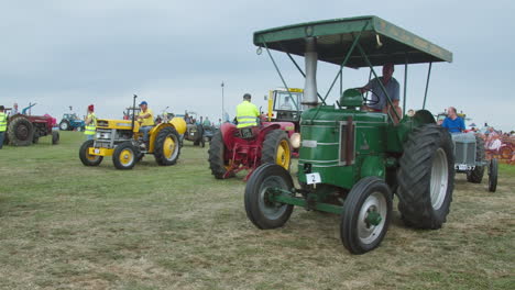 Antiguos-Tractores-Agrícolas-En-Un-Desfile-En-Great-Trethew-Vintage-Rally-En-Liskeard,-Reino-Unido