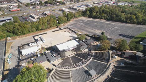 Aerial-pull-away-of-Oak-Mountain-Amphitheatre-in-Pelham,-Alabama