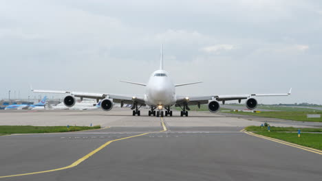Vista-Frontal-Del-Espectacular-Boeing-747,-Reina-De-Los-Cielos,-Rodando
