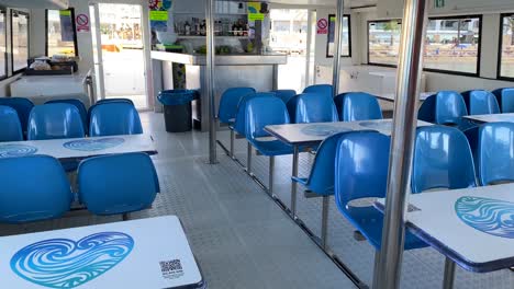 Ibiza-Nach-Formentera-Insel-Kommerzielle-Bootskabine-Mit-Sitzen-Und-Tischen,-Segeln-Mit-öffentlichen-Verkehrsmitteln-In-Ibiza,-Mittelmeer-Spaß-Ferien-Urlaub-Erleben-Spanien,-4k-Aufnahme