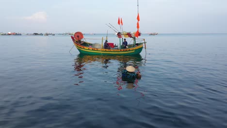 Ein-Kleines-Vietnamesisches-Fischerboot,-Das-Nach-Einer-Nacht-Auf-See-An-Land-Zurückkehrt