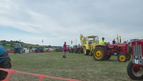 Los-Expositores-Conducen-Tractores-Clásicos-Durante-El-Evento-Great-Trethew-Vintage-Rally-En-Liskeard,-Reino-Unido.