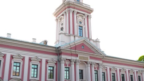 Museo-De-Historia-En-Jelgava-Con-Bandera-Letona,-Inclinación-Hacia-Arriba,-Exterior