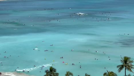 Turistas-Que-Visitan-La-Playa-De-Waikiki-En-Honolulu,-Hawaii