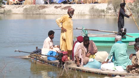 Video-Von-Mehreren-Personen,-Die-In-Einem-Boot-Auf-Dem-Maher-See-In-Sindh-Segeln