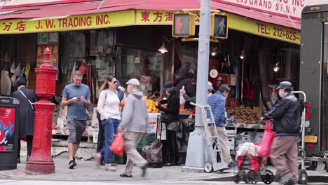 New-York-City-China-Town-Ecke-4k-Mit-Menschen-Beim-Einkaufen